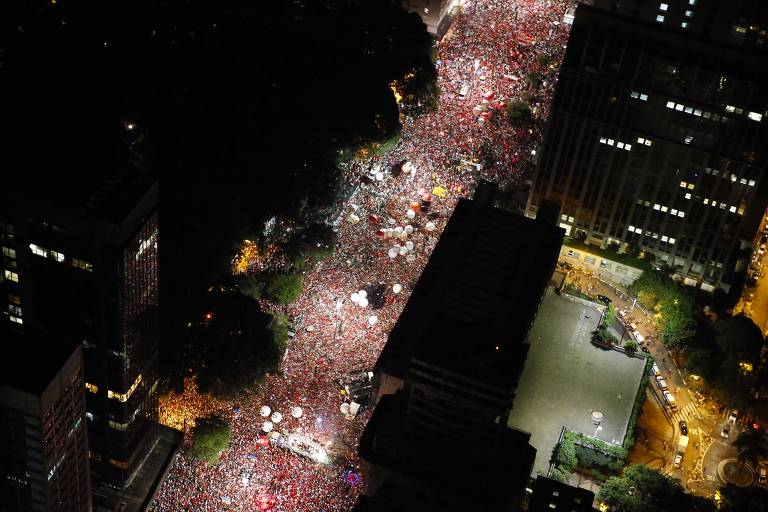 Dois dias depois, manifestantes pró-governo se reuniram na avenida