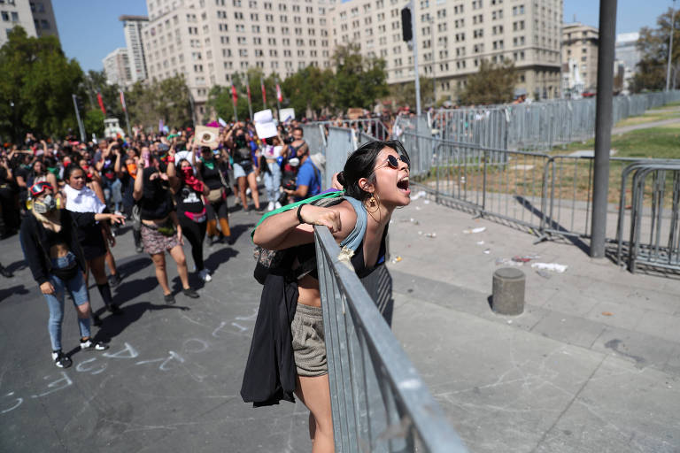 Mulher grita contra o governo na frente do Palácio de La Moneda, em Santiago