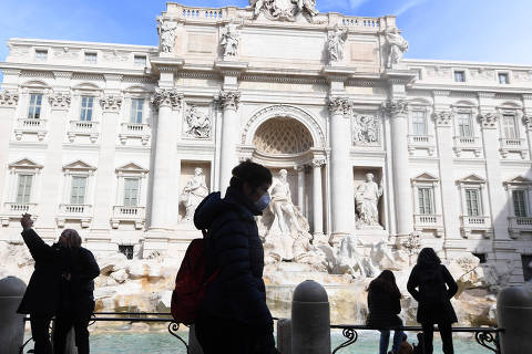 (200309) -- ROME, March 9, 2020 (Xinhua) -- A man with a face mask visits the Fontana di Trevi in Rome, Italy, on March 9, 2020. Measures to stem the spread of the novel coronavirus will be extended to the entire country in the next hours, Prime Minister Giuseppe Conte announced late on Monday. (Photo by Alberto Lingria/Xinhua)