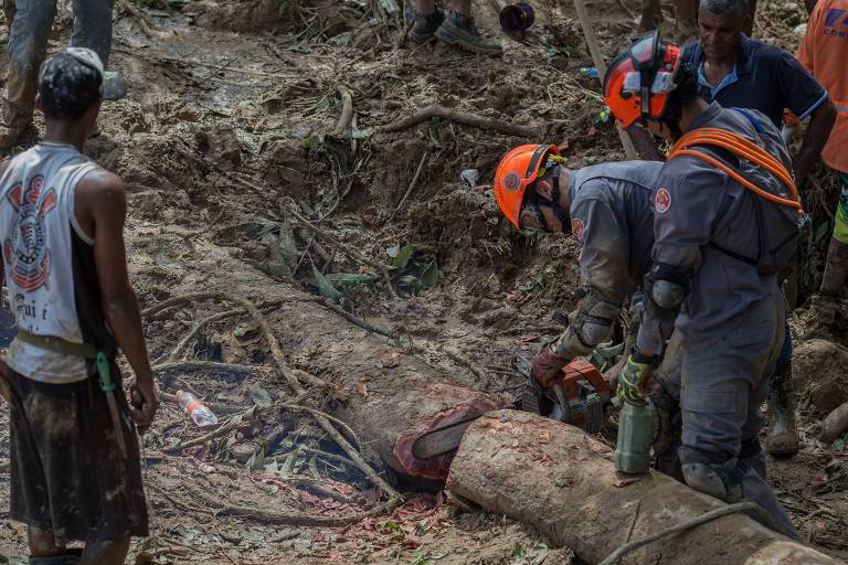 Encontrado corpo do segundo bombeiro morto em soterramento em Guarujá