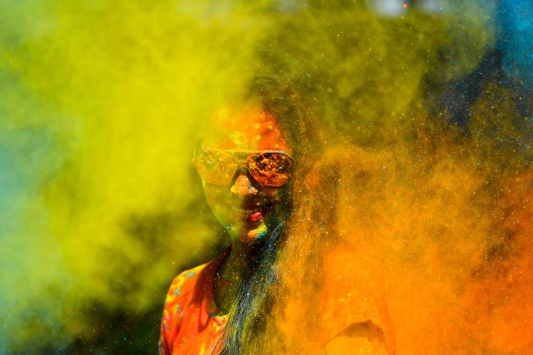 Foliona participa do holi, festival das cores que marca a chegada da primavera, em Mumbai