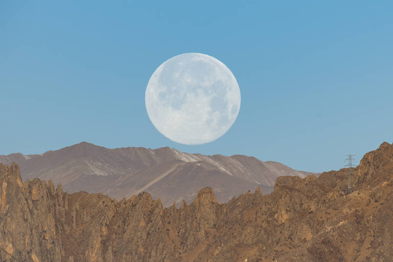 Superlua é vista sobre as montanhas do Tibete, região autônoma da China