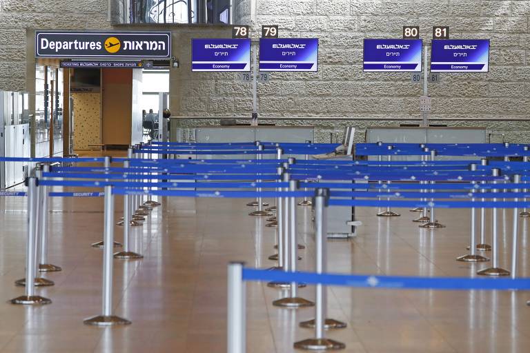 Terminal de embarque do aeroporto Ben Gurion, na região de Tel Aviv, fica vazio em meio a restrições de viagens devido ao coronavírus