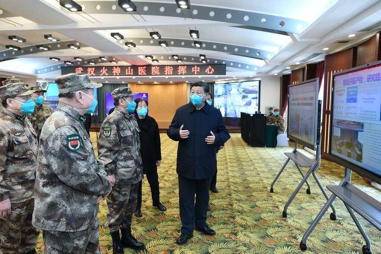 Presidente chinês, Xi Jinping, e militares visitam hospital em Wuhan, epicentro da epidemia de coronavírus