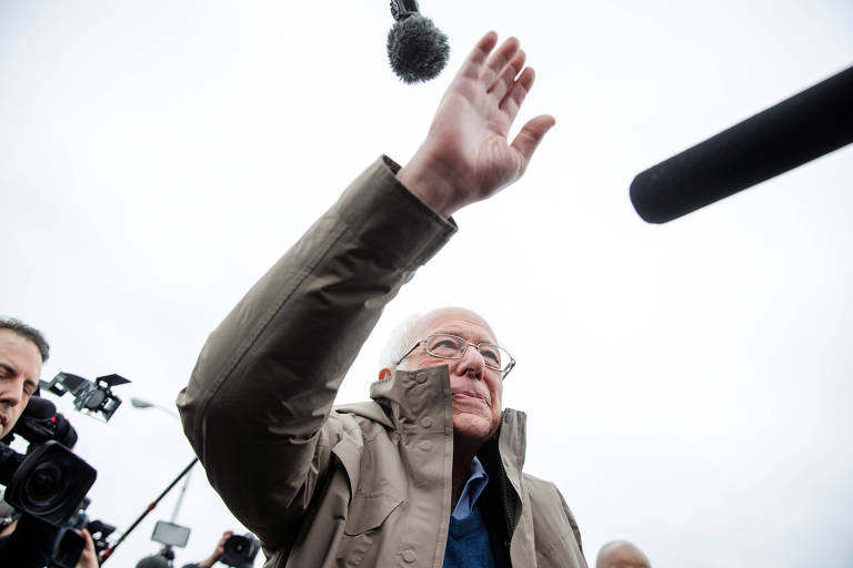 O senador Bernie Sanders cumprimenta apoiadores em Dearborn Heights, em Michigan