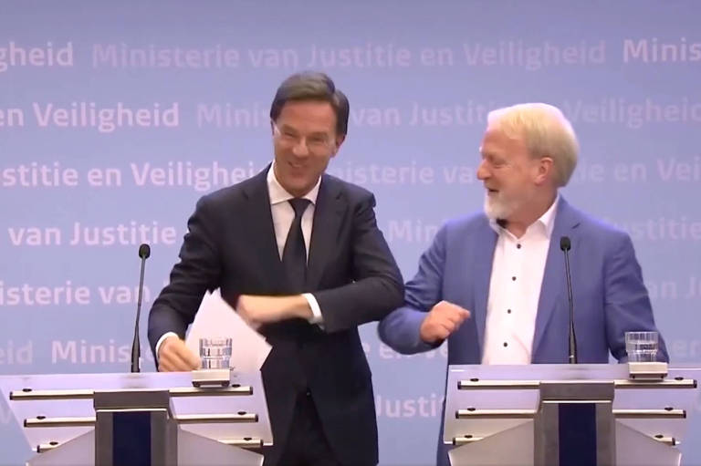 o primeiro ministro holandês, Mark Rutte, cumprimenta Jaap van Dissel com os cotovelos