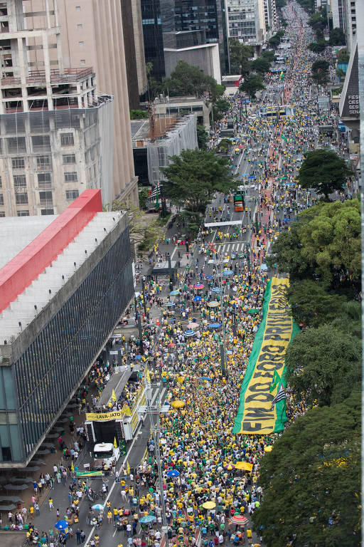 Protesto do MBL e do Vem Pra Rua na avenida Paulista; em faixa, eles pedem o fim do foro privilegiado