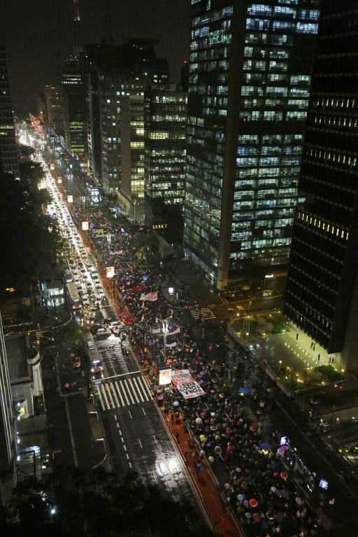 Pessoas realizam protesto pedindo a renúncia do presidente Michel Temer e eleições diretas, um dia depois de o jornal O Globo afirmar que o dono da JBS gravou Temer dando aval para a compra de silêncio de Cunha