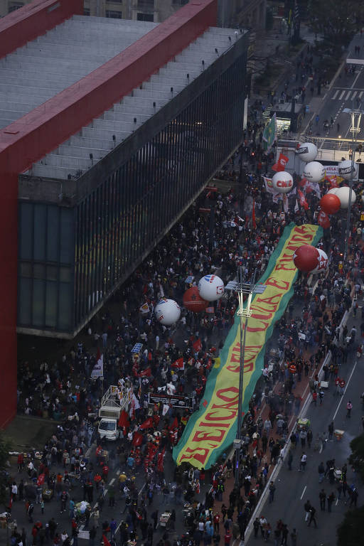 Faixa em defesa do ex-presidente Lula, contra as reformas e por eleições diretas, organizada por movimentos sociais e sindicais, na avenida Paulista; Lula havia sido condenado pelo juiz Sergio Moro a 9 anos e 6 meses de prisão no caso do triplex do Guarujá