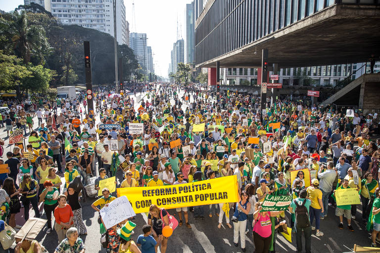 Manifestantes se concentram na frente do Masp durante protesto do Vem pra Rua na avenida Paulista, em agosto de 2017