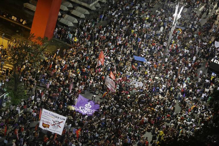 Pessoas protestam contra o então presidenciável Jair Bolsonaro, no mês anterior ao primeiro turno das eleições de 2018