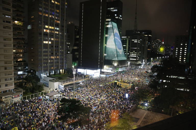 Manifestantes que pediam a prisão do ex-presidente Lula e criticavam o Supremo, em março de 2018, ocuparam ao menos oito quarteirões da avenida Paulista