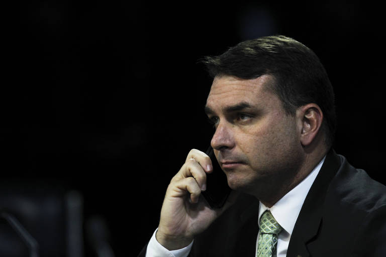 Ex-assessor de Flávio Bolsonaro diz que era obrigado a entregar salário, 13º e férias