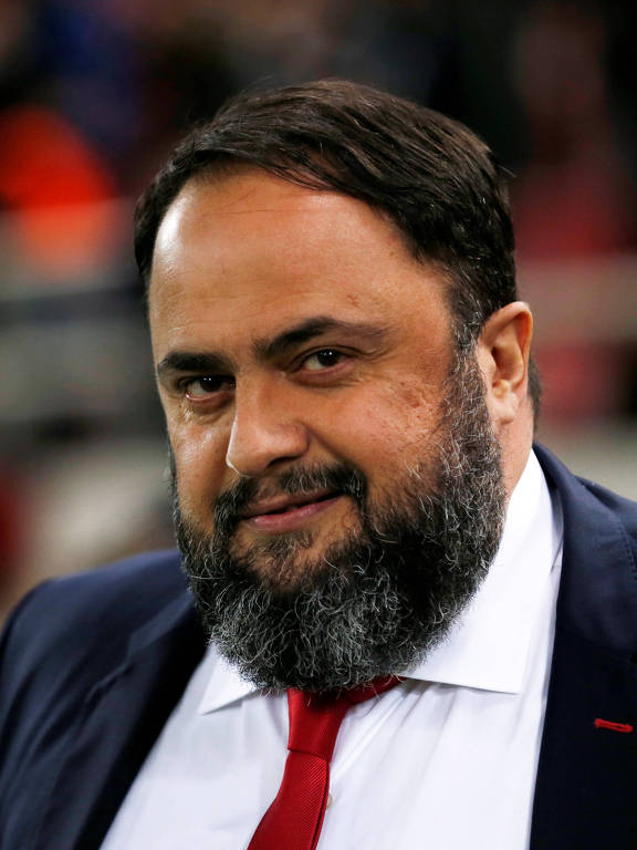 vangelos Marinakis é um armador grego e membro do conselho da cidade de Pireu. Ele é o proprietário dos clubes de futebol Olympiacos