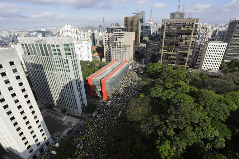 Pessoas realizam um protesto, organizado pelo movimento Vem pra Rua, contra o PT e a favor do candidato a presidência Jair Bolsonaro