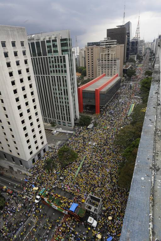 Em resposta a protestos, eleitores do presidenciável do PSL, Jair Bolsonaro, fazem ato pró-Bolsonaro na avenida Paulista, em 30 de setembro de 2018