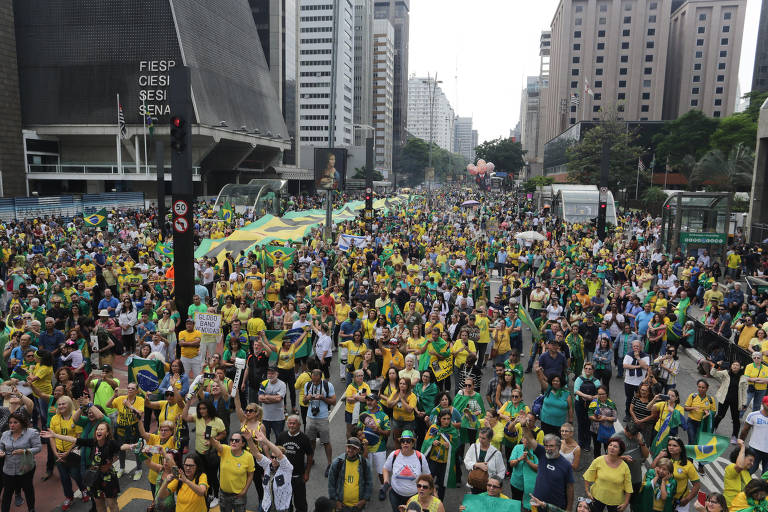 Manifestantes pedem o impeachment dos ministros Dias Toffoli e Gilmar Mendes, do STF; com gritos de "Fora Gilmar" e para que o ex-presidente Lula (PT) volte para a prisão, a manifestação se concentrou em torno de dois carros de som e ocupou cerca de meio quarteirão na Paulista