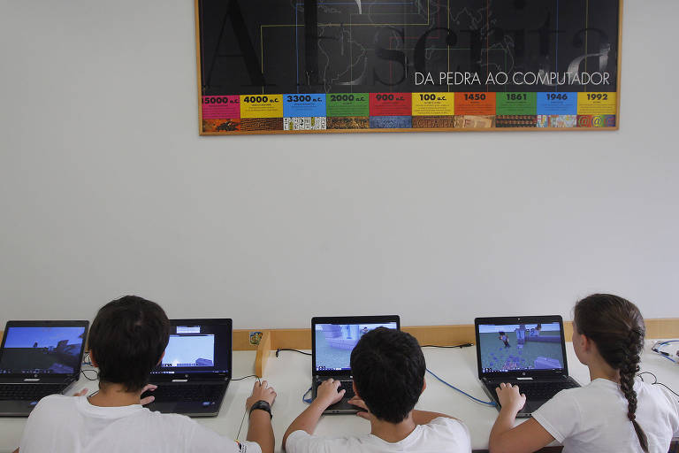 Alunos do colégio Porto Seguro em atividade no computador