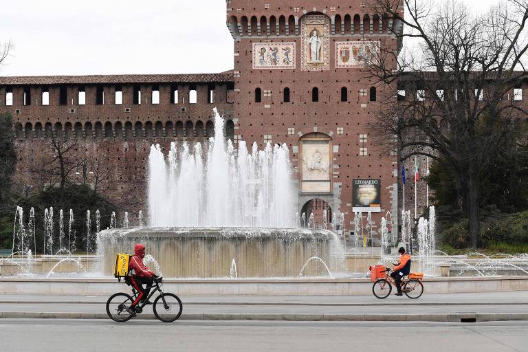 Castelo no centro de Milão com poucos turistas, em meio à epidemia de coronavírus no país