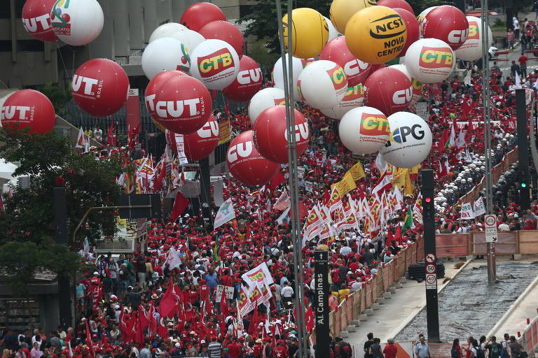 Em março de 2015, manifestantes da CUT se concentram na porta do prédio da Petrobras, na avenida Paulista em São Paulo