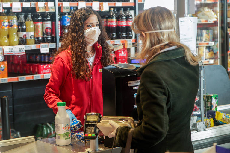 A Itália é o país na Europa mais afetado com o vírus; pontos turísticos estão vazios e apenas lojas que vendem produtos essenciais, como supermercado e farmácias, estão abertas