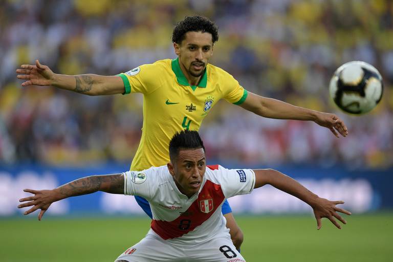 Marquinhos, do Brasil, disputa a bola com Cueva na partida entre Brasil e Peru pela Copa América do ano passado