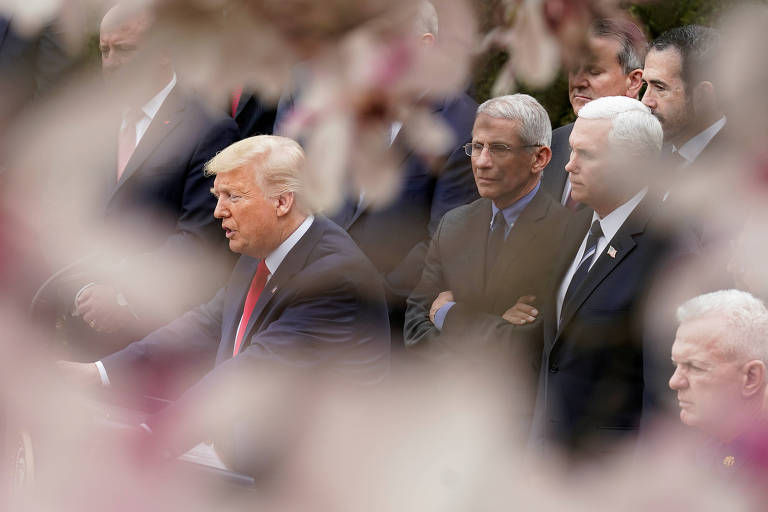 O presidente dos EUA, Donald Trump, junto a membros da força tarefa contra o coronavírus, durante discurso na Casa Branca