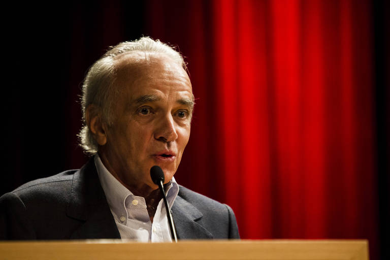 O economista e escritor André Lara Resende durante o lançamento do selo de economia Portfolio Penguin, da Companhia das Letras, realizado no auditório do Insper (Instituto de Ensino e Pesquisa), em 2013