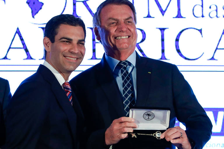 O prefeito de Miami, Francis Suarez, entrega a chave de cidade ao presidente Jair Bolsonaro, nos EUA; Suarez teve diagnóstico positivo para o novo coronavírus