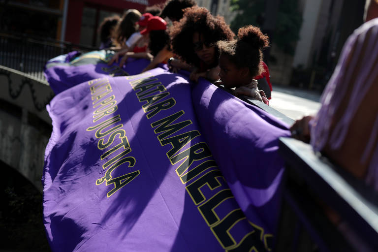 Manifestantes estendem faixa com a pergunta "Quem mandou matar Marielle Franco?" em São Paulo 
