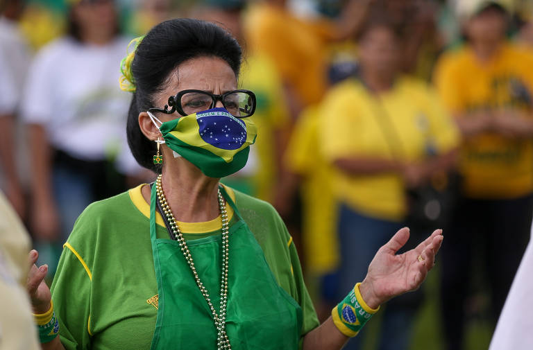 Manifestante com máscara em protesto a favor do governo, em Brasília