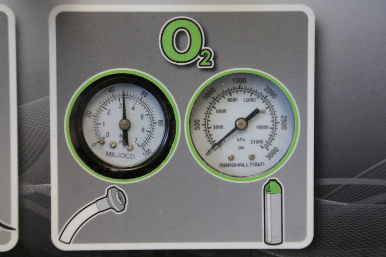 Medidores de oxigênio (circulo numerado com ponteiro) de equipamento hospitalar de ventilação