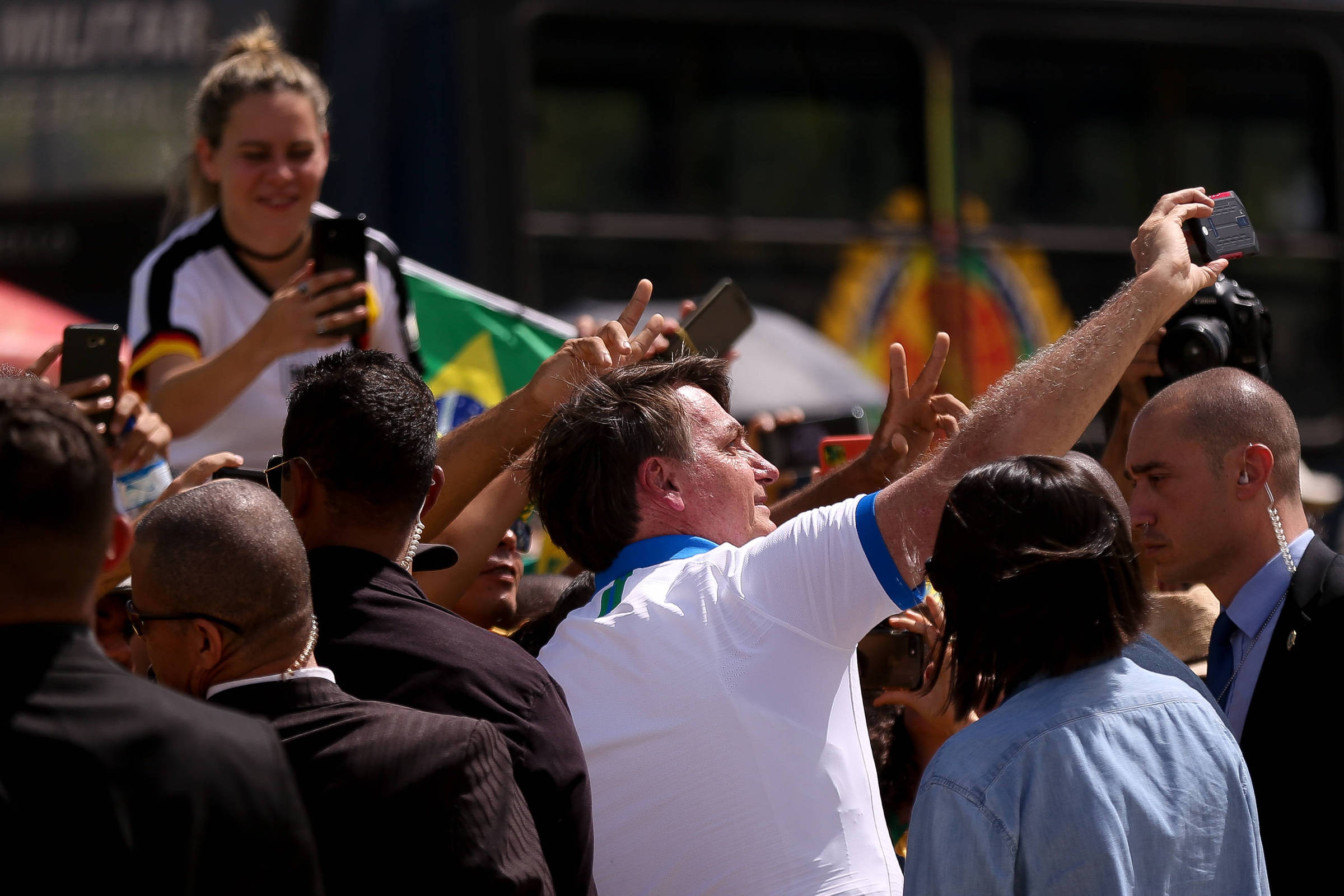 Bolsonaro fala em 'certa histeria' sobre vírus e diz que fará 'festinha' de aniversário