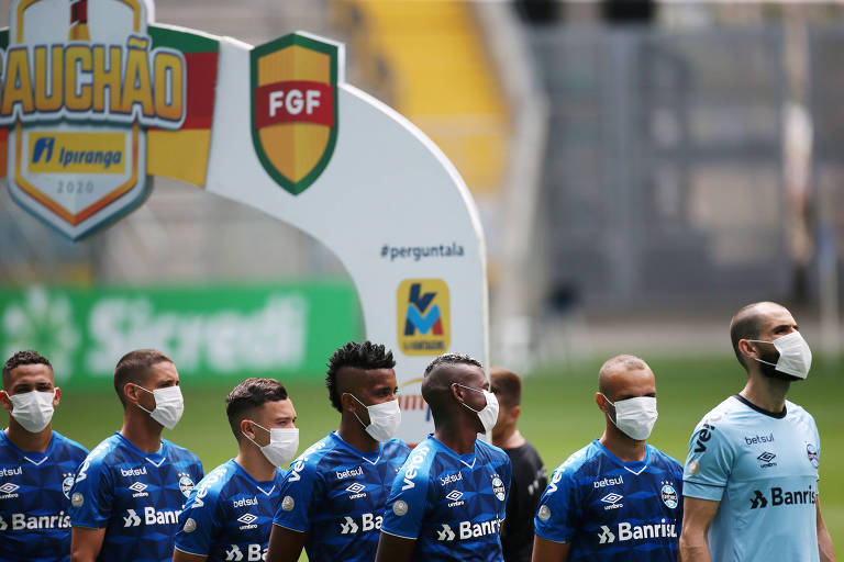 Jogadores do Grêmio entraram com máscaras para jogo do Gaúcho neste domingo