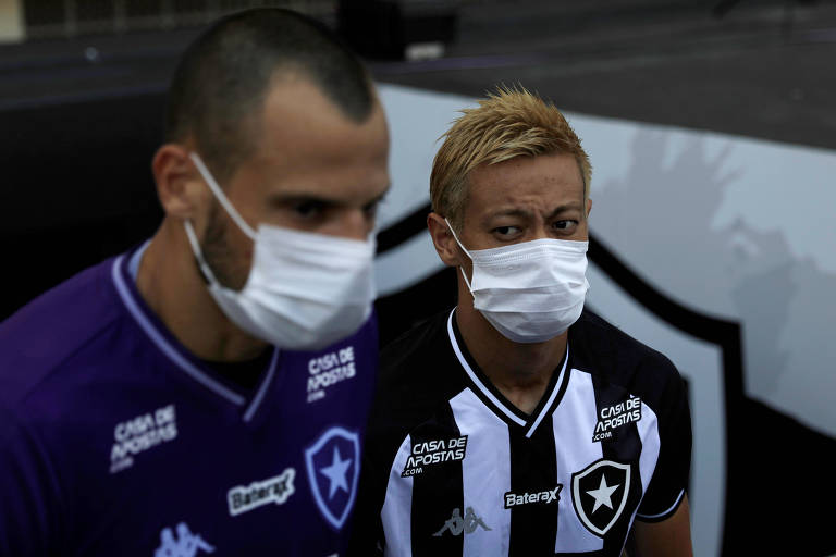 O japonês Keisuke Honda (dir.) se somou aos protestos dos jogadores do Botafogo contra a continuidade do torneio