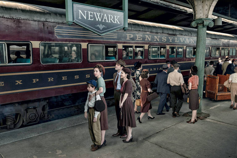 O garoto Azhy Robertson, Zoe Kazan, Morgan Spector e Winona Ryder de frente para o trem, em cena da série da HBO