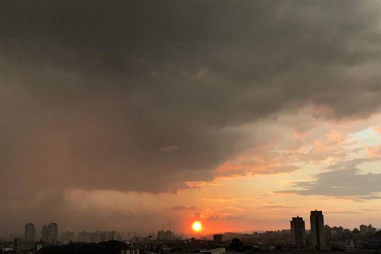 Nuvem de chuva toma a cidade de São Paulo; veja fotos de hoje
