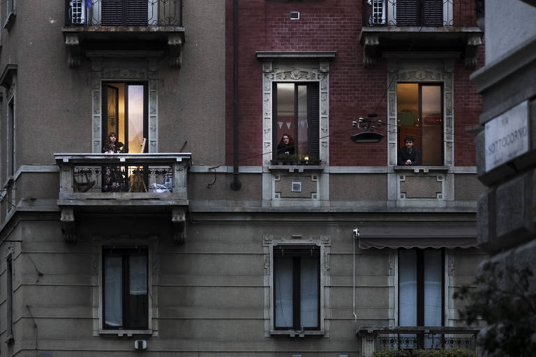 Brasileiro fotografa vizinhos em janelas durante quarentena doméstica na Itália