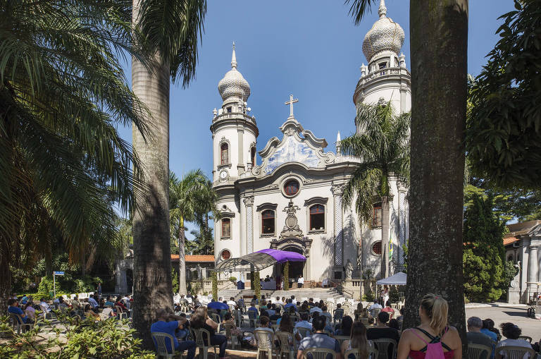 Contra corona, igreja celebra missa ao ar livre