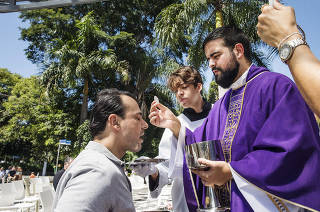 Padre Carlos celebrada missa  ao ar livre  (na praca Adolpho Bloch)para evitar transmissao do coronavirus em frente a  Paroquia Nossa Senhora do Brasil, nos Jardins