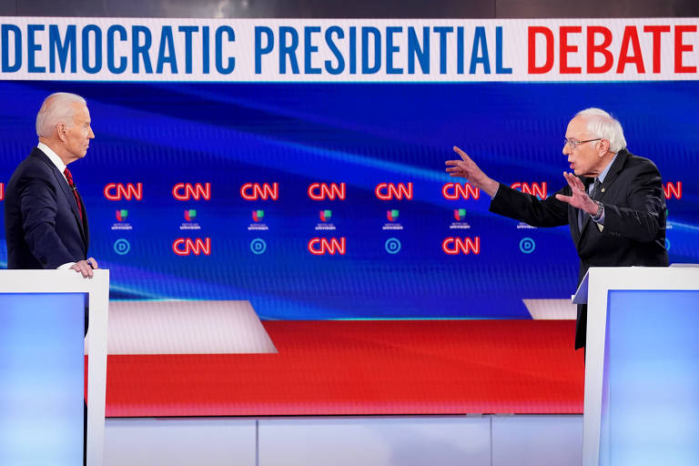 Os pré-candidatos democratas Joe Biden, à esq., e Bernie Sanders durante debate realizado em Washington