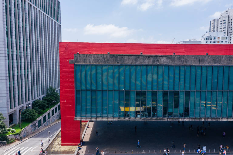 Fachada de museu, localizado na avenida paulista, em vista aérea