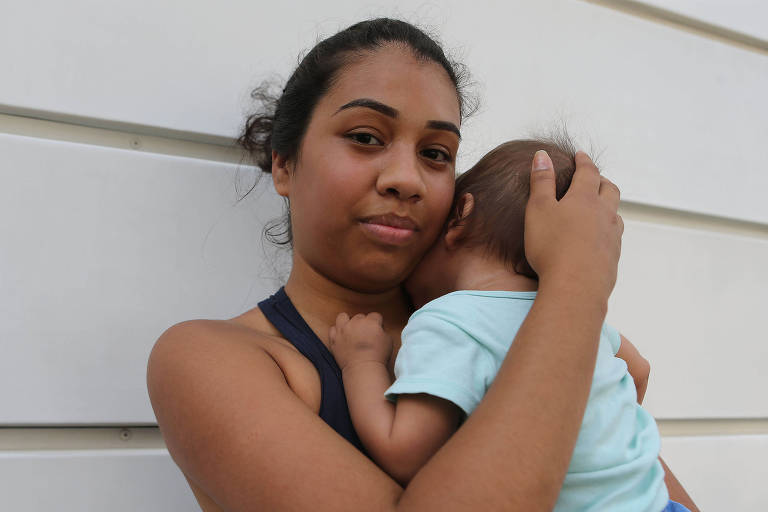 A auxiliar administrativo Sara Kimberlly da Silva, 20, com o filho Daniel da Silva, de 8 meses