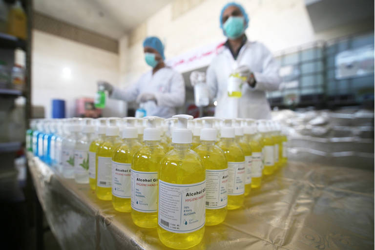 Fábrica na faixa de Gaza produz álcool gel contra coronavírus; veja fotos de hoje
