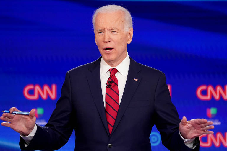 O ex-vice-presidente Joe Biden durante debate democrata realizado no último domingo (15) em Washington 