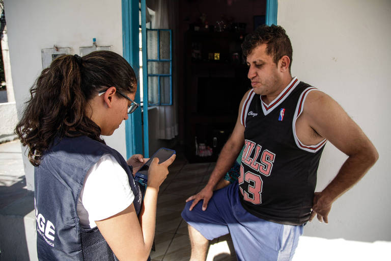 Recenseadora do IBGE entrevista morador de Poços de Caldas, Minas Gerais