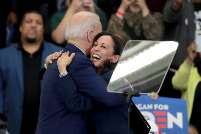 A senadora Kamala Harris abraça o ex-vice-presidente Joe Biden durante evento de campanha em Detroit 