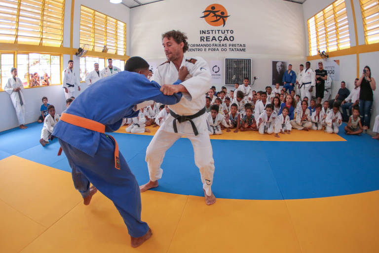 Flávio Canto e atleta do instituto durante inauguração em Cuiabá