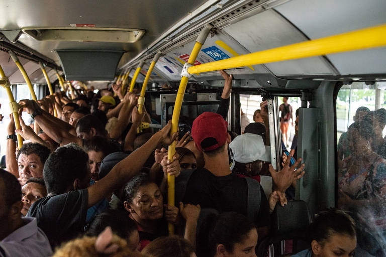 Movimentação na estação Recreio do BRT sentido Santa Cruz, nessa tarde de terça feira. Estação Recreio, zona Oeste