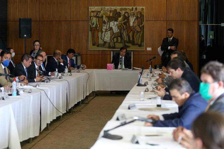 O presidente da Câmara, Rodrigo Maia (DEM-RJ), comanda reunião de líderes nesta terça-feira (17) em que alguns deputados usam máscaras